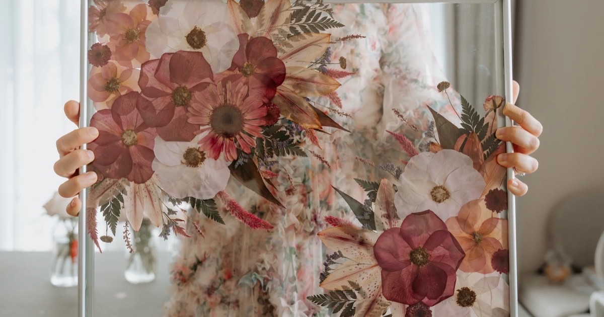 باقة عروس محفوظة بالضغط داخل إطار زجاجي من Petals by Eithar